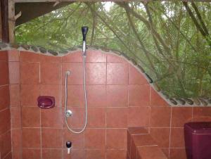 Bilik mandi di Dabdab Tourist Inn