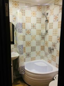 een badkamer met een bad, een toilet en een wastafel bij Motel Ilikom in Osinovo
