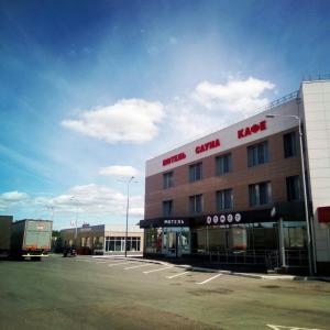 een uitzicht op een gebouw met een gunnar knuffel bij Motel Ilikom in Osinovo