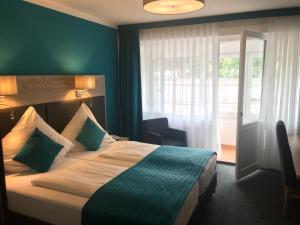 ein Hotelzimmer mit einem Bett und einem Fenster in der Unterkunft StadtHotel Bad Fallingbostel in Bad Fallingbostel