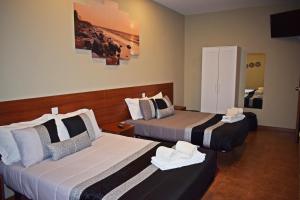 Habitación de hotel con 2 camas y toallas. en GuestHouse Belo Horizonte, en Oporto
