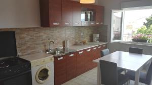 Kuchyň nebo kuchyňský kout v ubytování Apartmani Ljubica