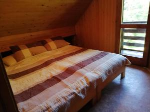 Säng eller sängar i ett rum på Počitniška hiša Jurček