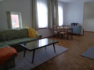 ein Wohnzimmer mit einem Sofa und einem Tisch in der Unterkunft Leipzig-Südwest in Leipzig