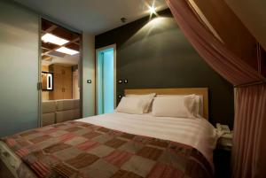 Un dormitorio con una cama grande con almohadas blancas. en Hotel Soa, en Žabljak