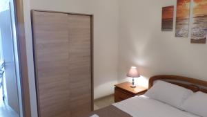 Posteľ alebo postele v izbe v ubytovaní White Apartment 70m from the sea