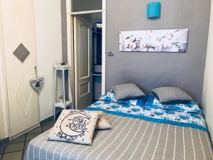 カステッランマーレ・ディ・スタービアにあるCozy room inside “La Tavernetta”の小さなベッドルーム(ベッド1台、鏡付)