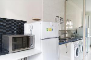 La cuisine est équipée d'un four micro-ondes et d'un réfrigérateur. dans l'établissement Queen Bed Central Budapest, à Budapest