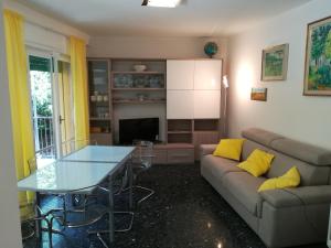- un salon avec un canapé et une table dans l'établissement Home by the Sea (Rainbow Home), à Monterosso al Mare