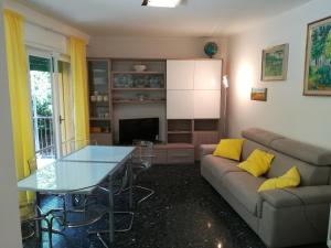una sala de estar con un sofá y una mesa en Home by the Sea (Rainbow Home), en Monterosso al Mare