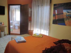 ミラッツォにあるLa Casa del Nonnoのベッドルーム1室(ベッド1台、タオル2枚付)
