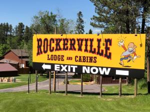 un cartello per il Rockerville Lodge all'uscita dei castelli. di Rockerville Lodge & Cabins a Keystone