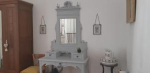 ein weißes Zimmer mit Spiegel und Waschbecken in der Unterkunft Casa san salvadore in Favalello + 29 Fotos