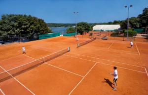 Tenis a/nebo squash v ubytování Lanterna Resort nebo okolí