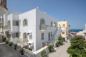 ein weißes Gebäude mit einer Seitentreppe in der Unterkunft Lygdamis Hotel in Naxos Chora