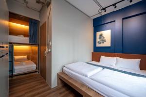 Letto o letti in una camera di Natee Hostel
