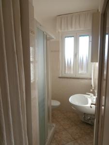 グラードにあるAgata Apartmentsのバスルーム(洗面台、トイレ付)、窓が備わります。