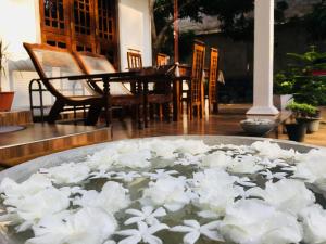 un tazón lleno de flores blancas en una mesa en Perfect Hideout, en Dambulla