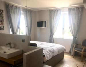 Postel nebo postele na pokoji v ubytování BASTIDE DE L' ORANGERAIE + 37 fotografií