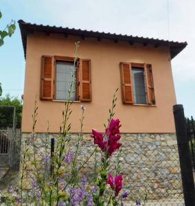 una casa con ventanas y flores delante de ella en Paliouri House, en Paliouri