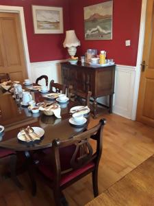 Um restaurante ou outro lugar para comer em Fuchsia House Bed and Breakfast Connemara