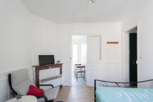 1 dormitorio con 1 cama y sala de estar en Studio Meublé, en Gentilly