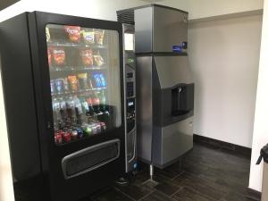 Una máquina expendedora con refrescos y bebidas. en Motel 6-Richmond, VA - Midlothian Turnpike, en Richmond