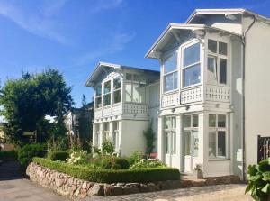 a large white house with a garden in front of it at Alte Buchdruckerei in Heringsdorf