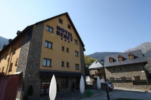 Nespecifikovaný výhled na hory nebo výhled na hory při pohledu z hotelu