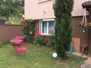 una mesa y sillas en el patio de una casa en Chambre au tonneau, en Fleurie