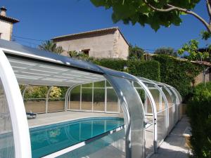 a pool pavilion with a swimming pool and a swimming poolvisor at Apartamentos Casa Sanz in Asque