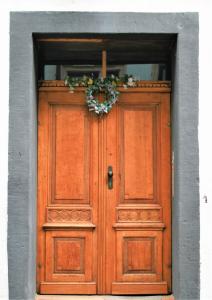 una puerta de madera con una corona encima en Herrenhof, en Worms