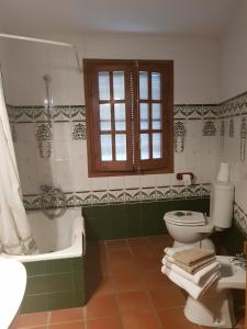 a bathroom with a tub and a toilet and a sink at Casa Simón in Roda de Isábena