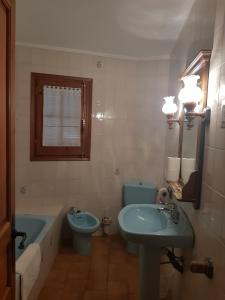 a bathroom with a tub and a sink and a toilet at Casa Simón in Roda de Isábena +27 photos