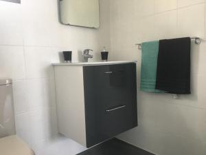 ポルト・ヴェッキオにあるMora Dell Ondaのバスルーム(洗面台、鏡付)