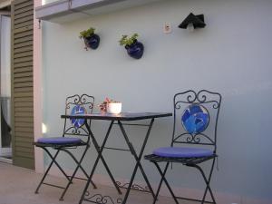 two chairs and a table and a table and chairs at Apartman Lavanda in Sutivan