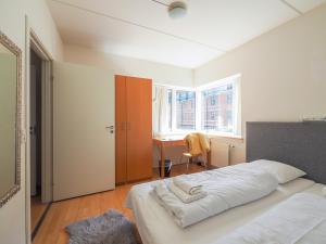 Ένα ή περισσότερα κρεβάτια σε δωμάτιο στο Modern city centre flat by Tivoli Gardens