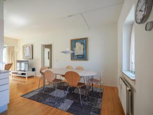 コペンハーゲンにあるModern city centre flat by Tivoli Gardensのキッチン、ダイニングルーム(テーブル、椅子付)