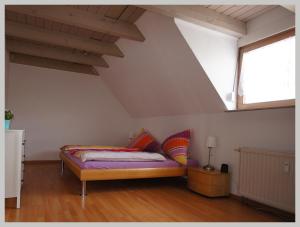 ein Schlafzimmer mit einem Bett im Dachgeschoss in der Unterkunft DOUBLE Two Lodge in Kappel-Grafenhausen
