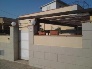 an outdoor patio with awning on a house at Soluzionestate in Ispica +14 photos