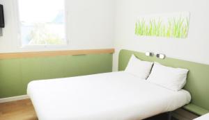 Postel nebo postele na pokoji v ubytování Ibis Budget Grenoble Sud Seyssins