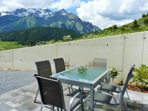 ナウダースにあるApart Alpenflairの山を背景にテーブルと椅子