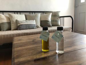 アンティパロス・タウンにあるCasa Castroのソファの前の木製テーブルに置かれた油2本