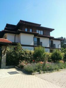 una grande casa con un giardino di fronte di Limani Guest house a Sozopol