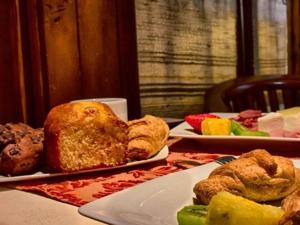 uma mesa com dois pratos de pão e pastelaria em El Corral De Perorrubio em Perorrubio