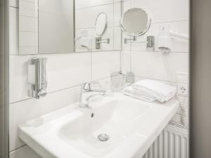 Koupelna v ubytování viavelo hotel + 30 fotografií