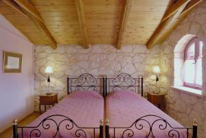 Säng eller sängar i ett rum på Aresti Mountain Resort