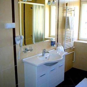 bagno con lavandino e specchio di Hotel Leotar a Trebinje