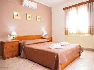 1 dormitorio con 1 cama con 2 toallas en Traditional Cretan Villa, en Rodhopós