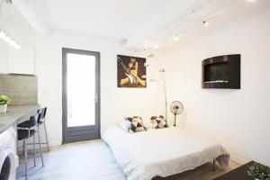 トゥーロンにあるGregBnb - Studio moderne - Coin nuit - CLIMATISÉの白い部屋(ベッド1台、テレビ付)